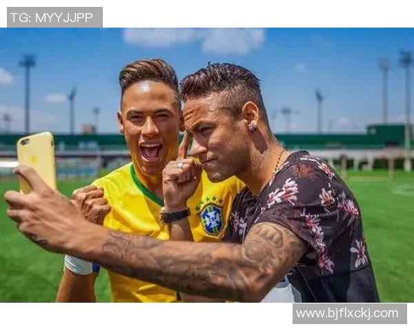 纹身美女足球明星的魅力与实力交织展现运动与艺术的完美结合